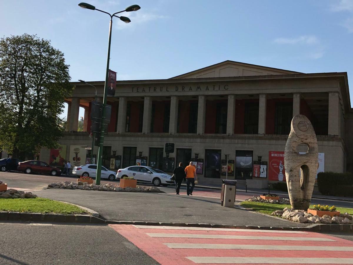 Stayplay Center Theater Brasov Bagian luar foto